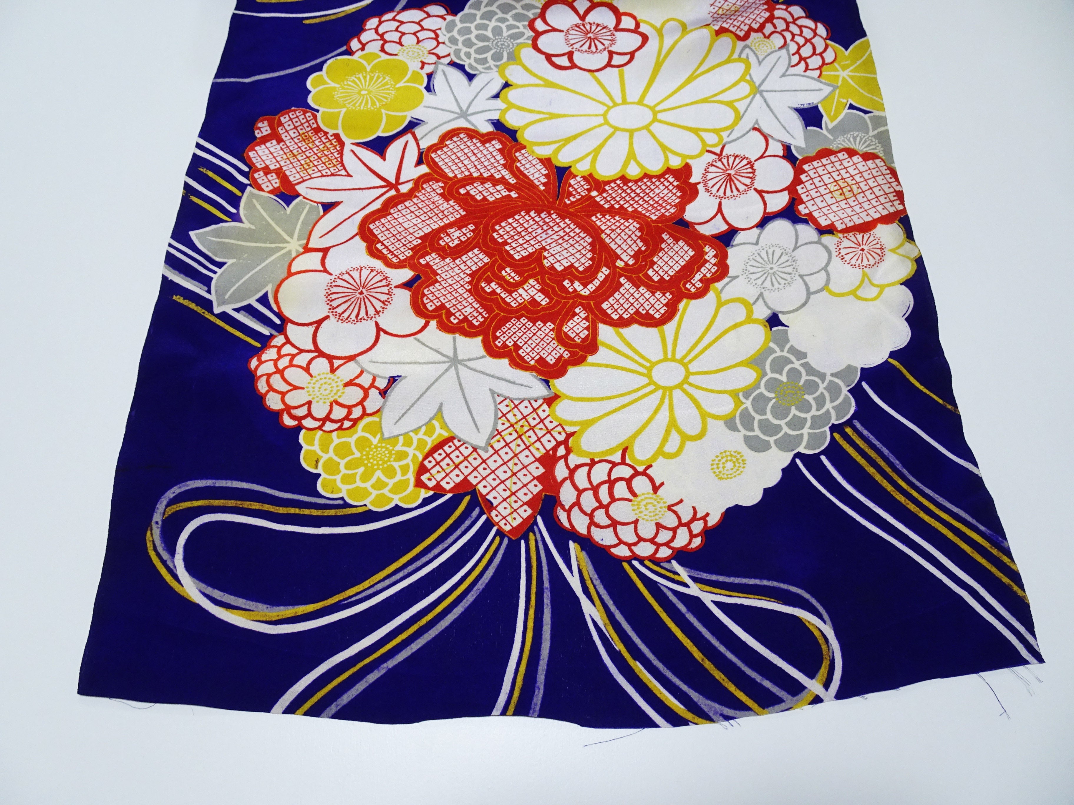 Japanese Taisho–Showa Era Vintage Deadstock Kinsha Silk Kimono Fabric Bolt with Bold Hanakusudama Floral Pattern 16236