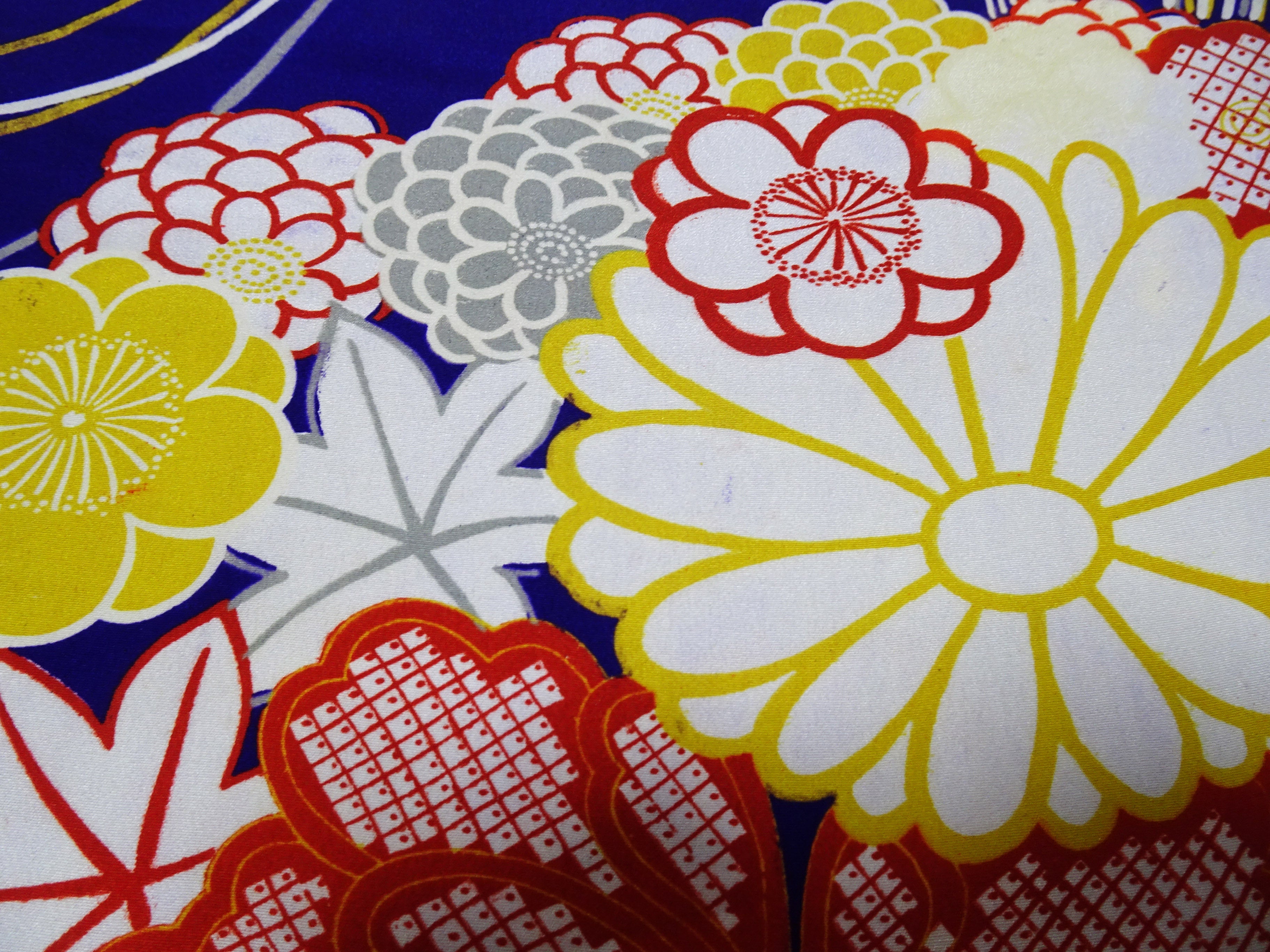 Japanese Taisho–Showa Era Vintage Deadstock Kinsha Silk Kimono Fabric Bolt with Bold Hanakusudama Floral Pattern 16236
