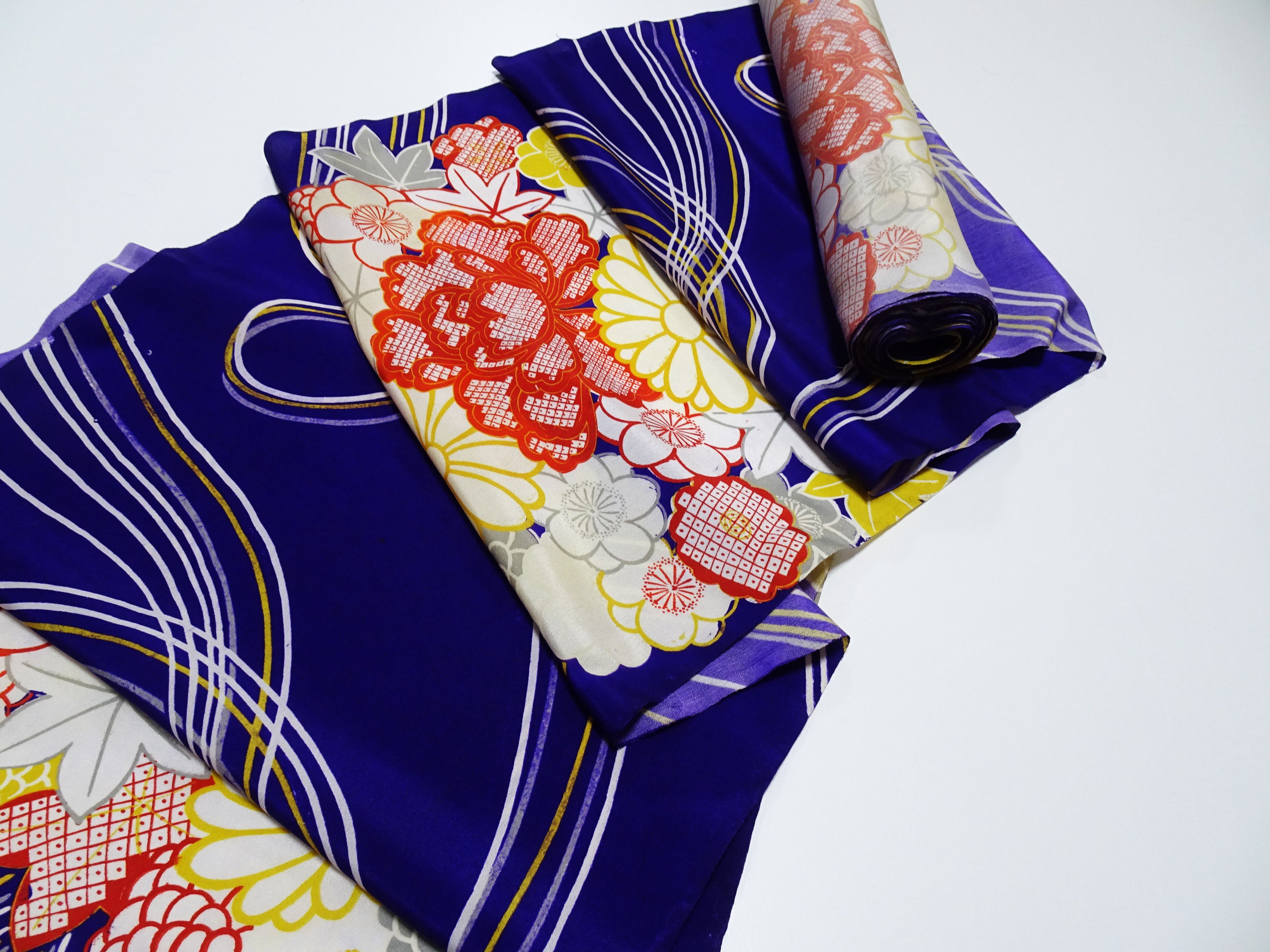 Japanese Taisho–Showa Era Vintage Deadstock Kinsha Silk Kimono Fabric Bolt with Bold Hanakusudama Floral Pattern 16236