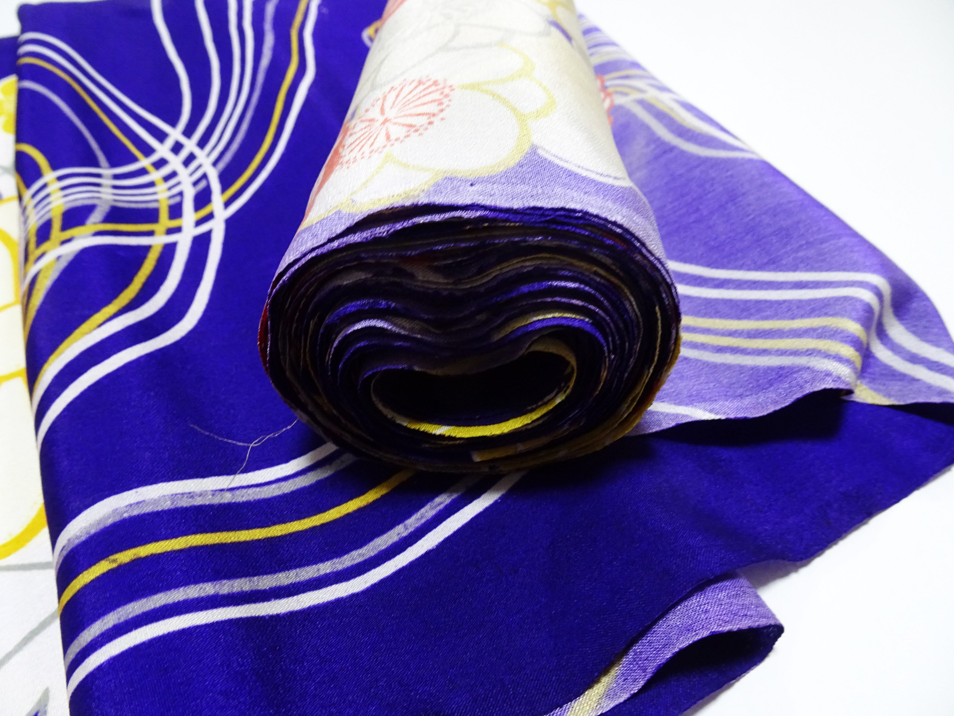 Japanese Taisho–Showa Era Vintage Deadstock Kinsha Silk Kimono Fabric Bolt with Bold Hanakusudama Floral Pattern 16236