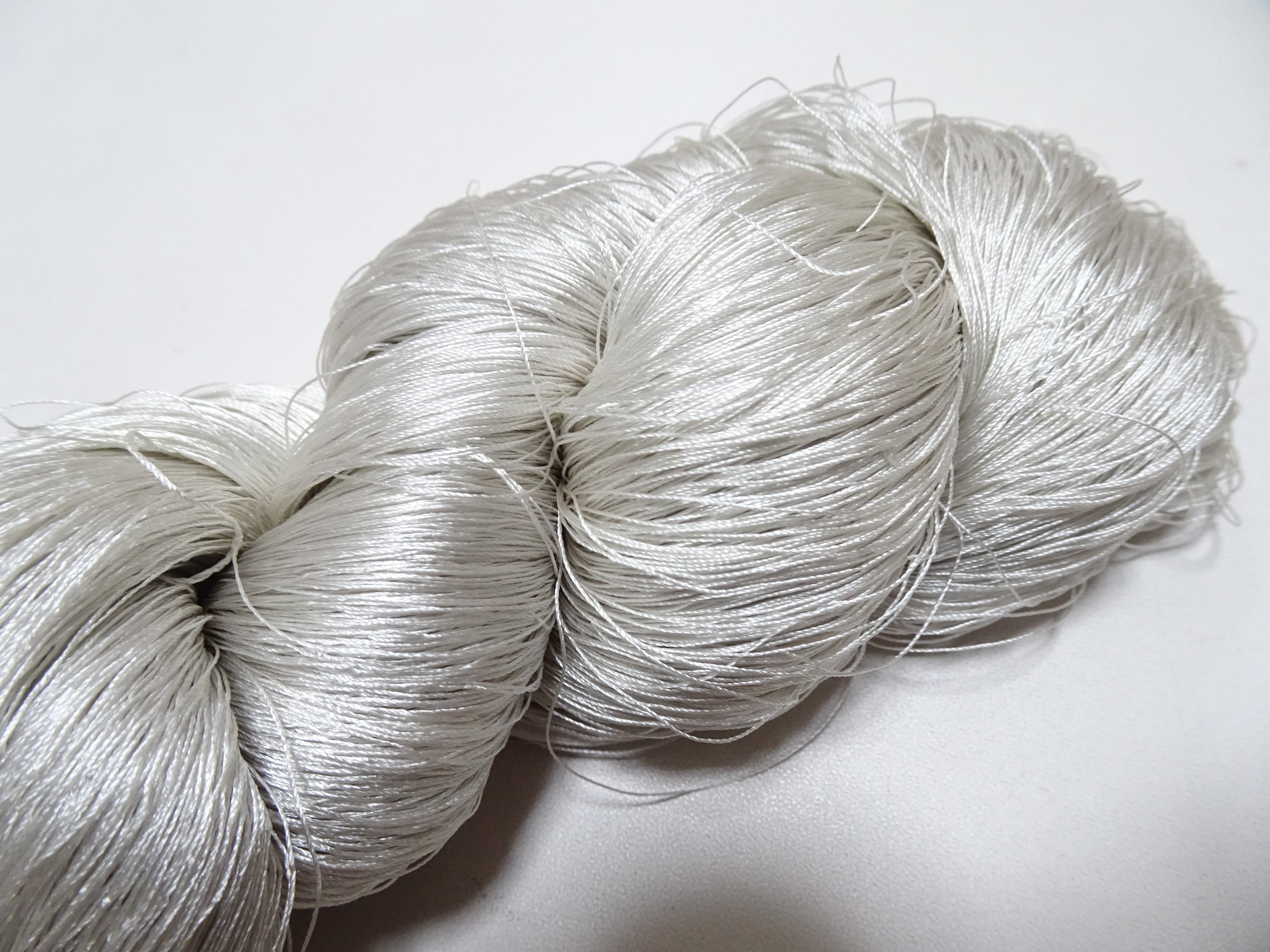Japanese Vintage Silk Thread for Tsuzure Weaving – High-Quality 19670