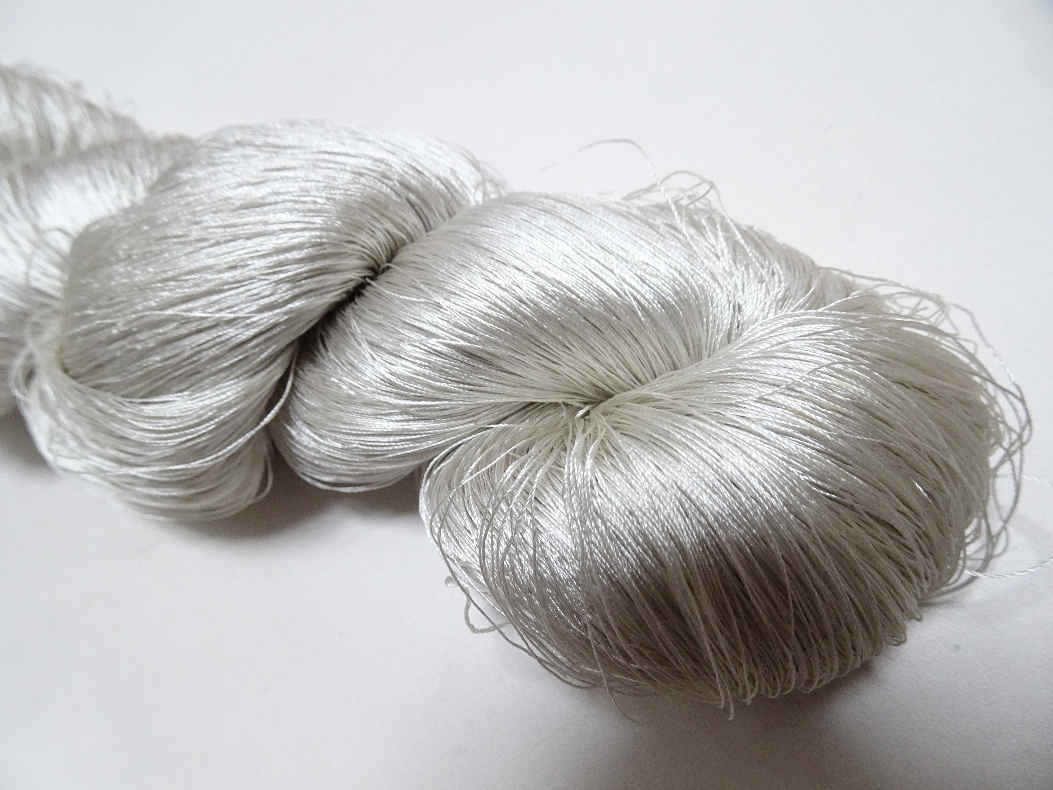 Japanese Vintage Silk Thread for Tsuzure Weaving – High-Quality 19670