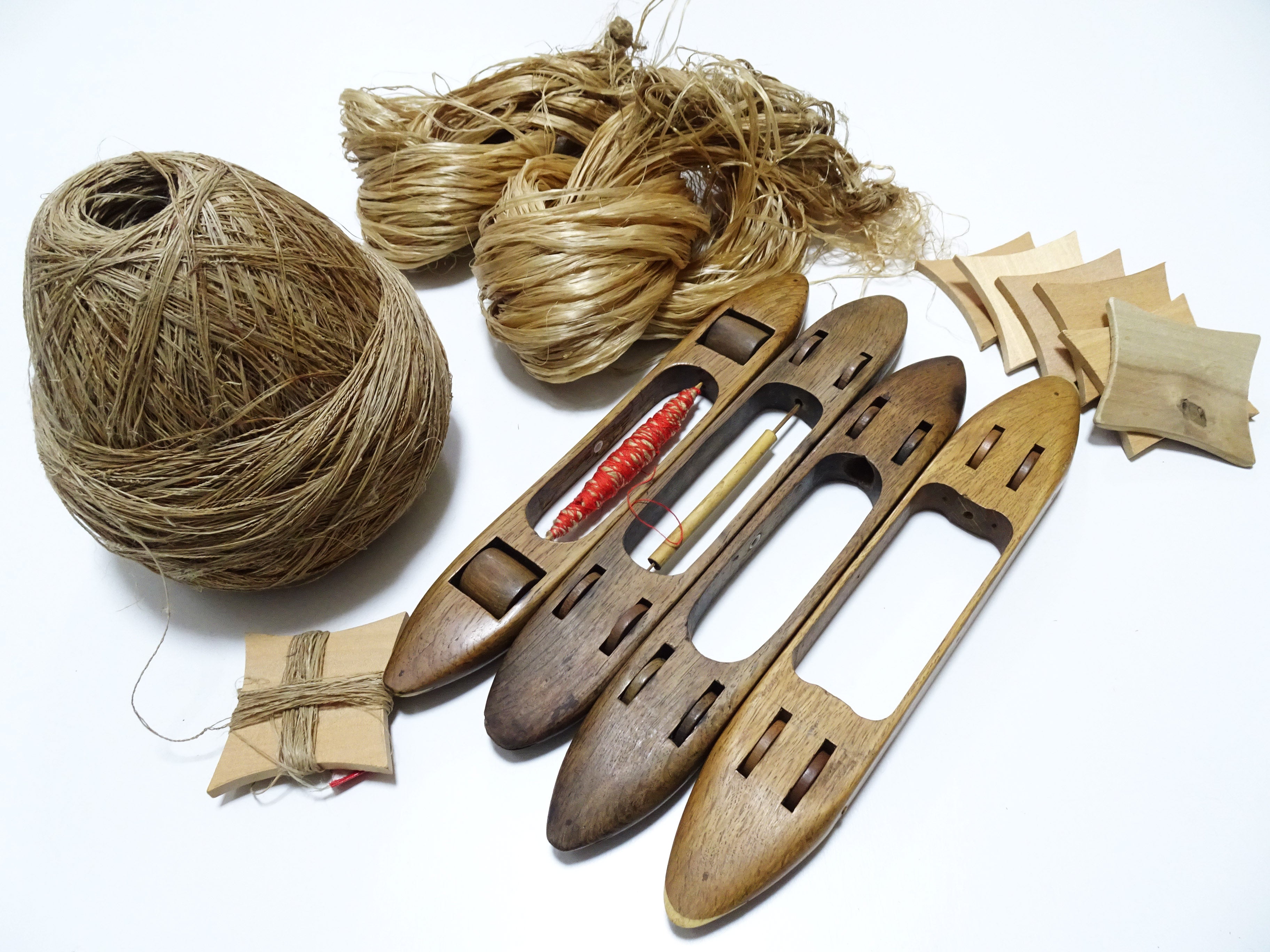 Japanese Vintage Showa Era Hand-Spun Linen Thread Ball & Wooden Weaving Shuttle Set – Traditional Japanese Textile Tools 15578