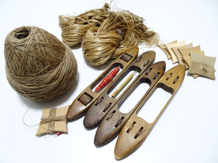 Japanese Vintage Showa Era Hand-Spun Linen Thread Ball & Wooden Weaving Shuttle Set – Traditional Japanese Textile Tools 15578