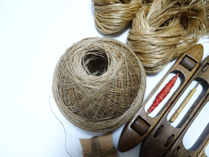 Japanese Vintage Showa Era Hand-Spun Linen Thread Ball & Wooden Weaving Shuttle Set – Traditional Japanese Textile Tools 15578