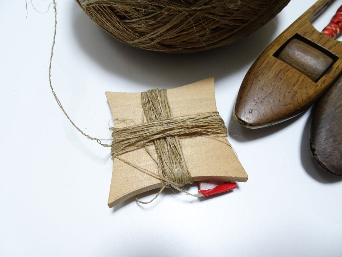 Japanese Vintage Showa Era Hand-Spun Linen Thread Ball & Wooden Weaving Shuttle Set – Traditional Japanese Textile Tools 15578