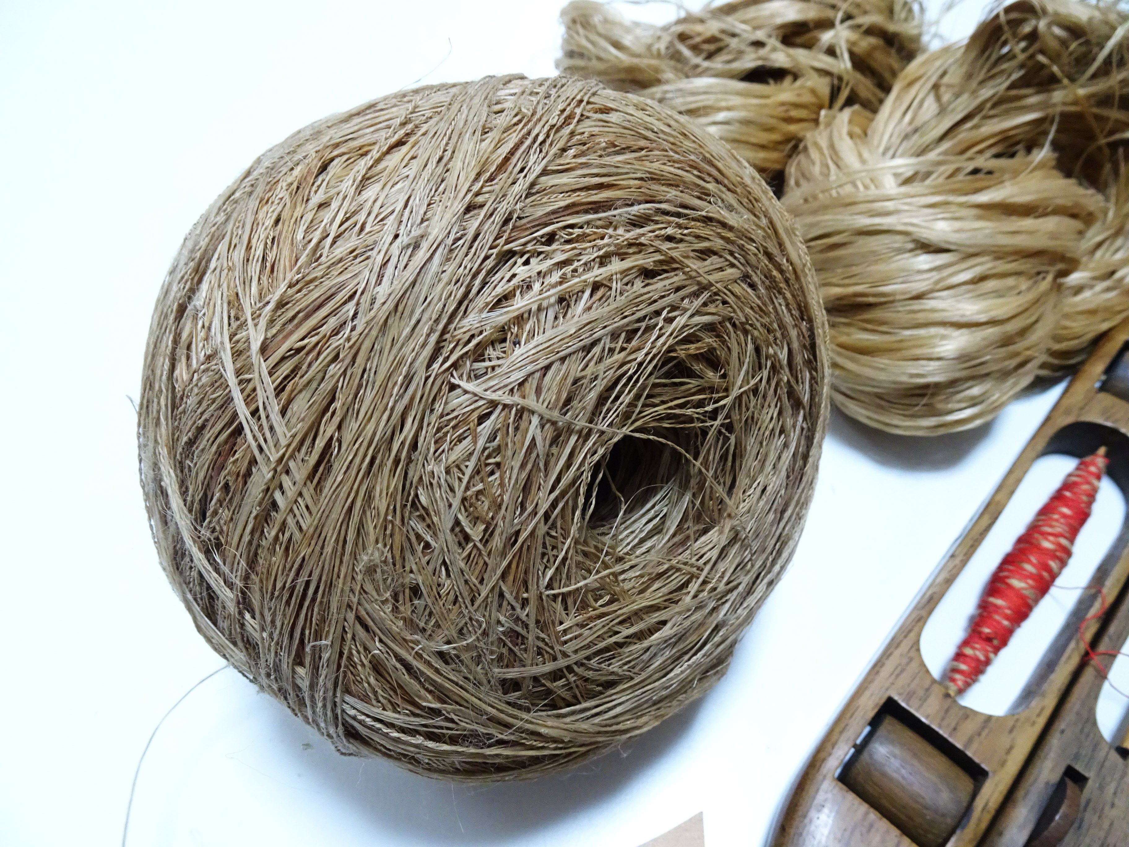 Japanese Vintage Showa Era Hand-Spun Linen Thread Ball & Wooden Weaving Shuttle Set – Traditional Japanese Textile Tools 15578