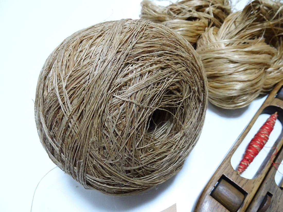 Japanese Vintage Showa Era Hand-Spun Linen Thread Ball & Wooden Weaving Shuttle Set – Traditional Japanese Textile Tools 15578