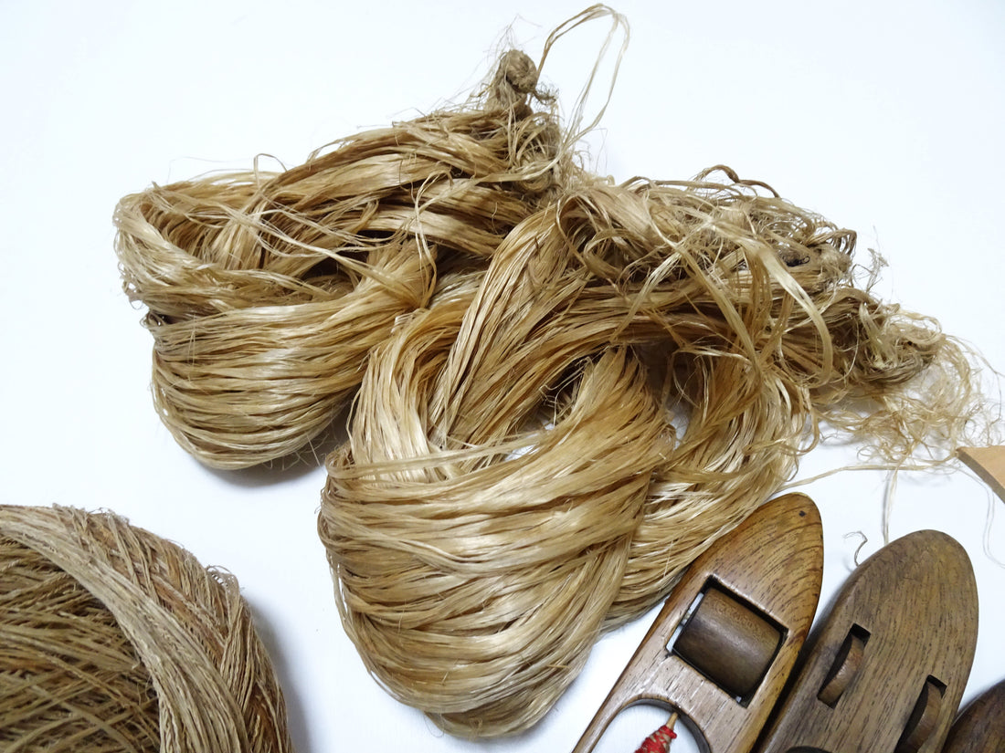 Japanese Vintage Showa Era Hand-Spun Linen Thread Ball & Wooden Weaving Shuttle Set – Traditional Japanese Textile Tools 15578