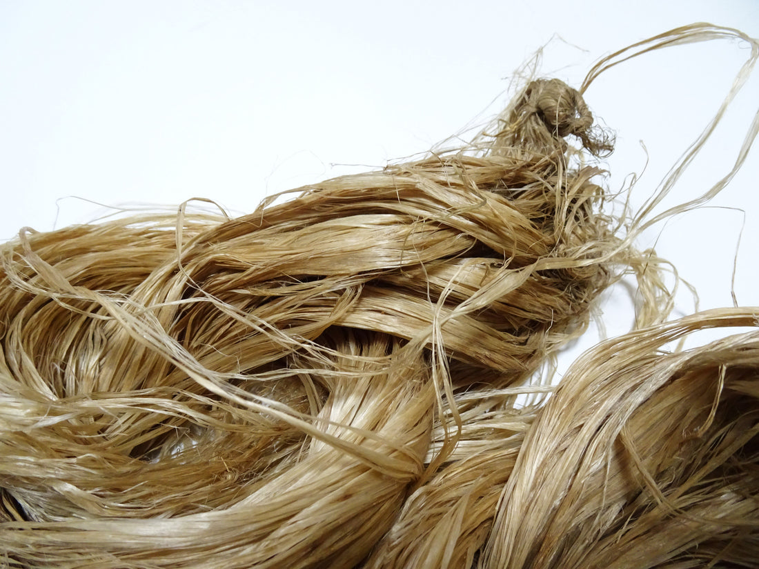 Japanese Vintage Showa Era Hand-Spun Linen Thread Ball & Wooden Weaving Shuttle Set – Traditional Japanese Textile Tools 15578