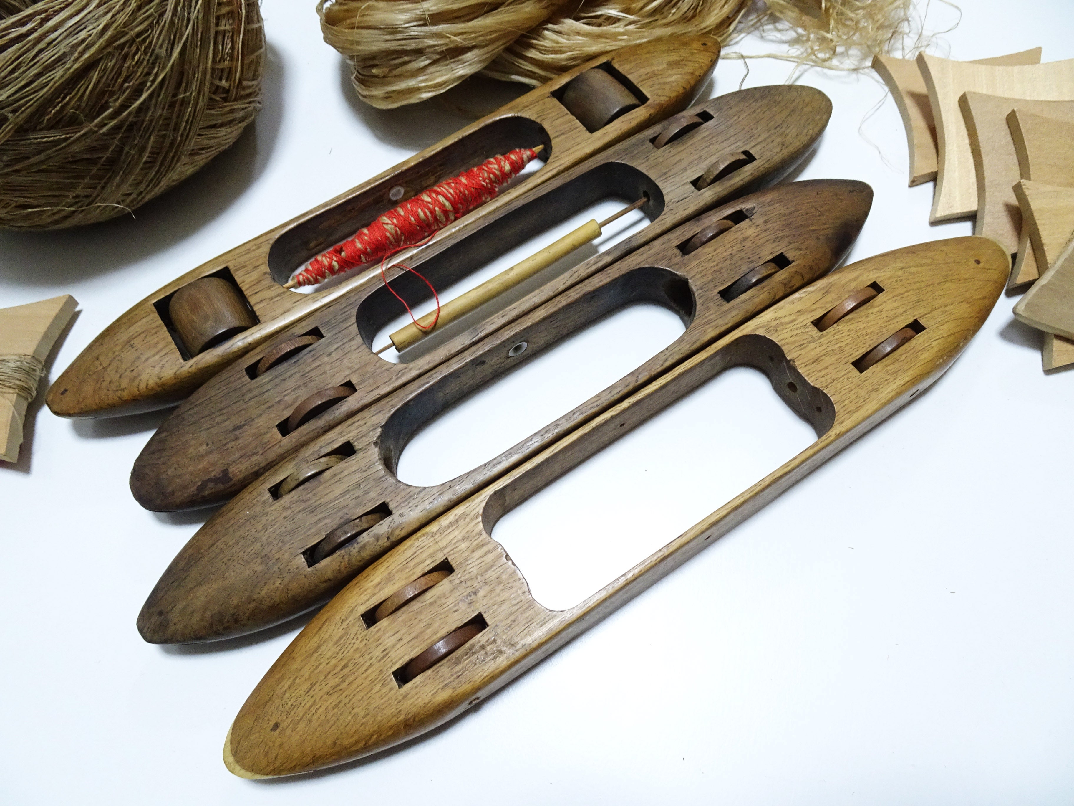 Japanese Vintage Showa Era Hand-Spun Linen Thread Ball & Wooden Weaving Shuttle Set – Traditional Japanese Textile Tools 15578
