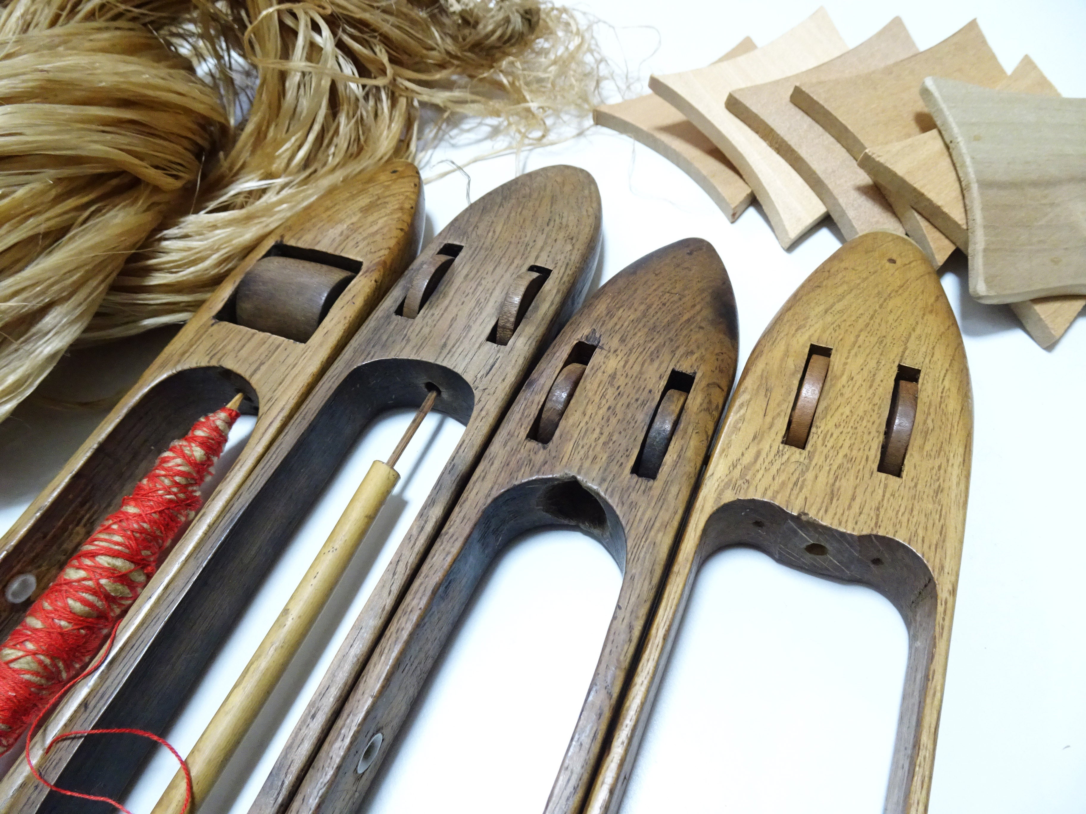 Japanese Vintage Showa Era Hand-Spun Linen Thread Ball & Wooden Weaving Shuttle Set – Traditional Japanese Textile Tools 15578