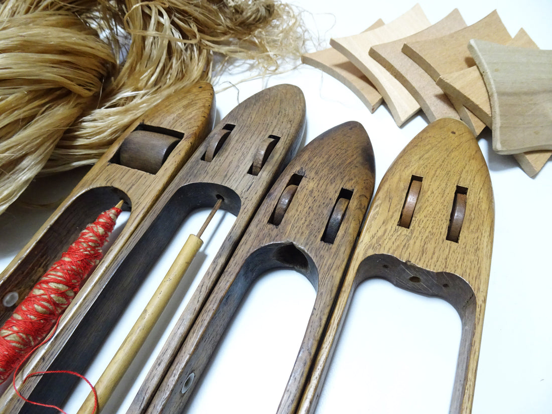 Japanese Vintage Showa Era Hand-Spun Linen Thread Ball & Wooden Weaving Shuttle Set – Traditional Japanese Textile Tools 15578