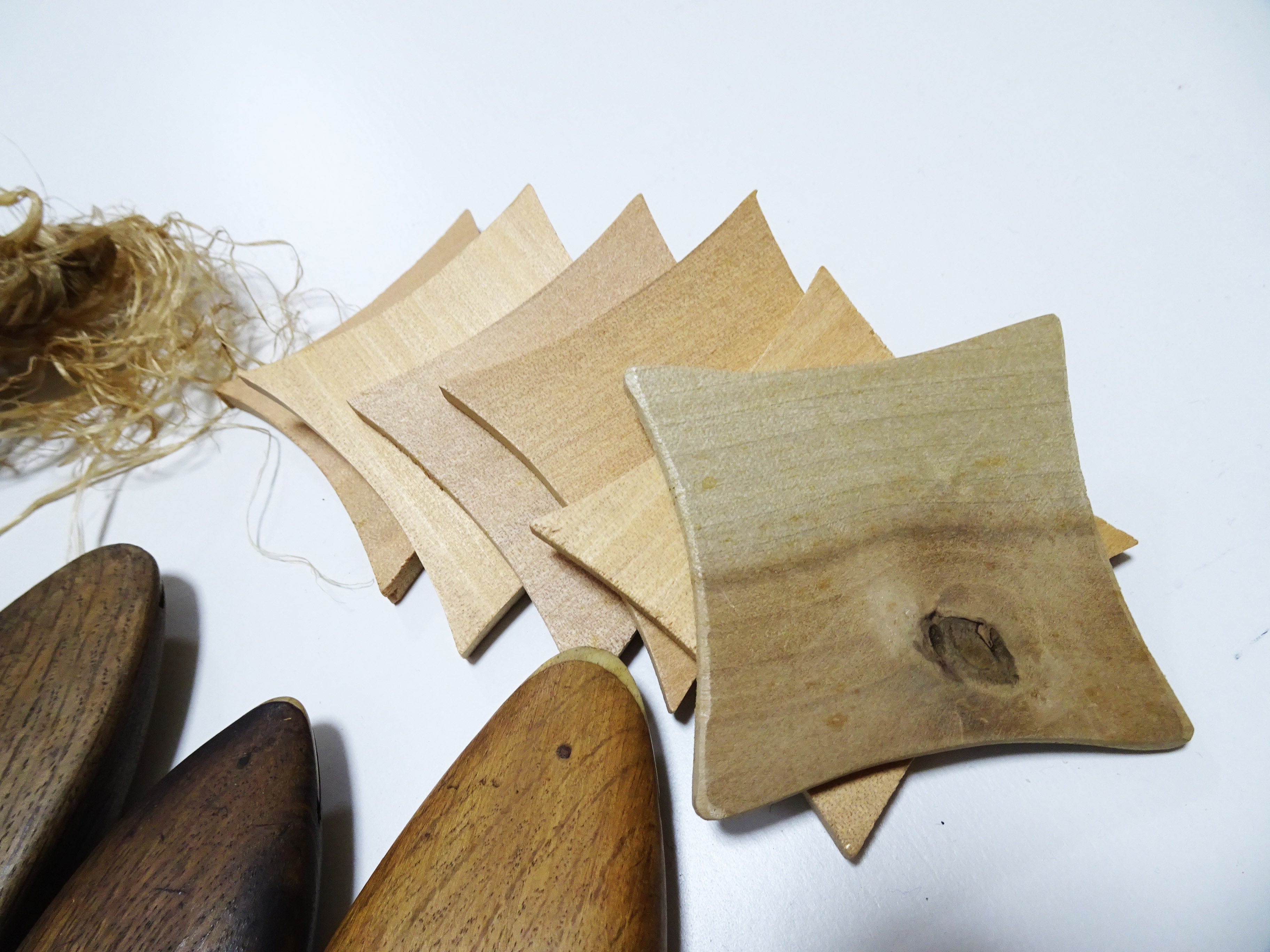 Japanese Vintage Showa Era Hand-Spun Linen Thread Ball & Wooden Weaving Shuttle Set – Traditional Japanese Textile Tools 15578