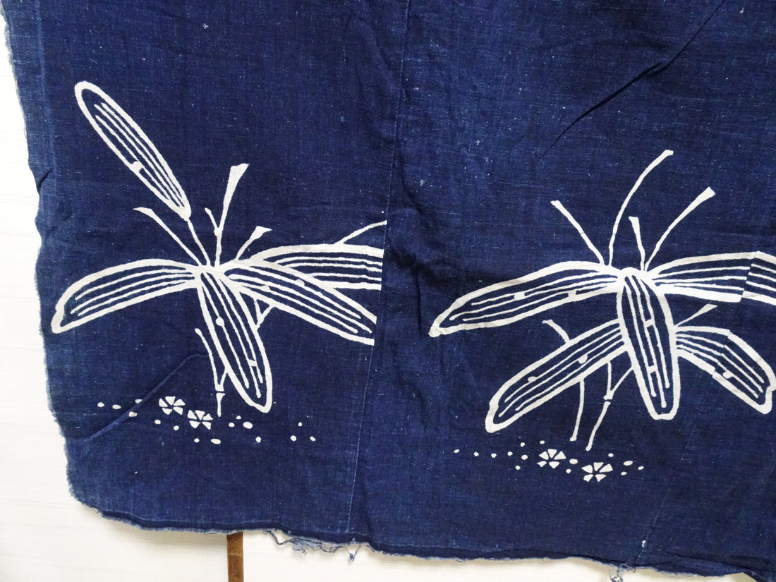 Japanese Antique Tsutsugaki Indigo-Dyed Boro Cloth with Floral Family Crest and Grass Motifs 14016